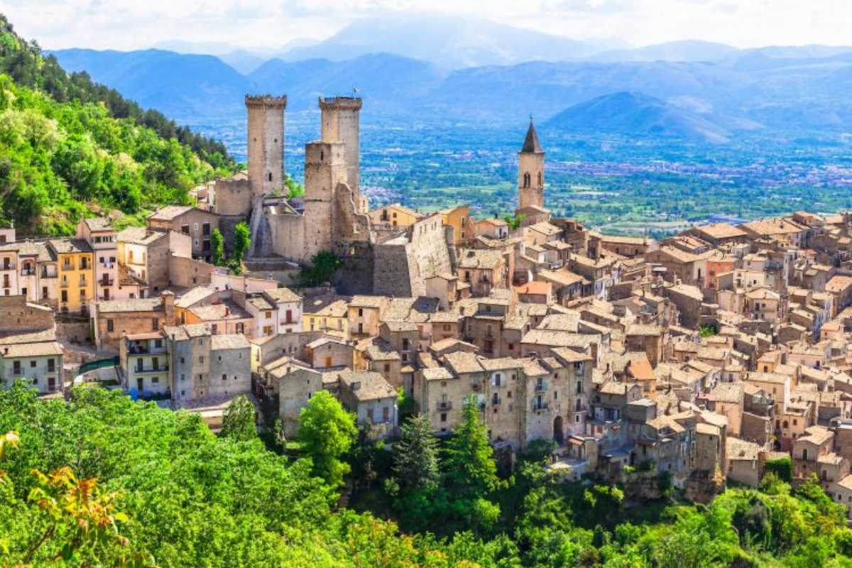 Vista panoramica di Scanno con il lago e le montagne sullo sfondo