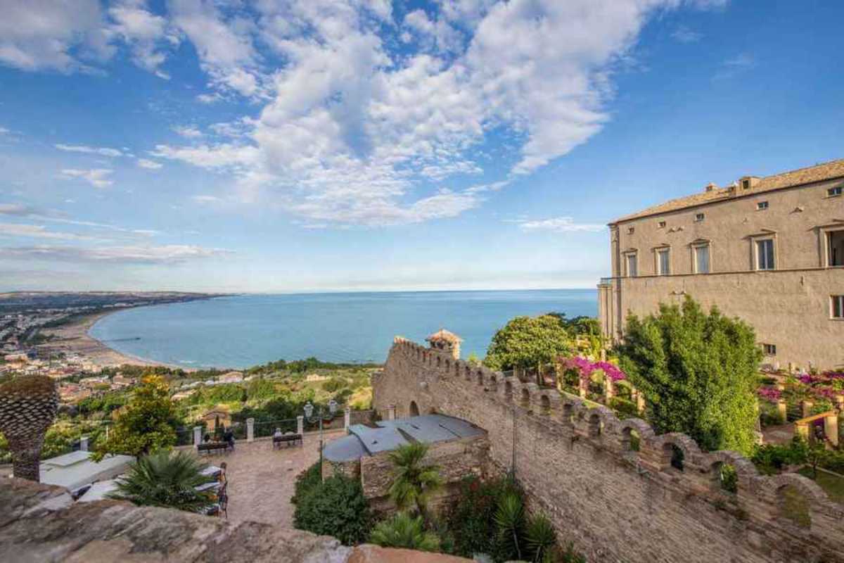 Vista panoramica del centro storico di Vasto con il mare sullo sfondo